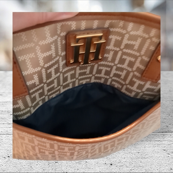Tommy Hilfiger tote/purse/bag. - Picture 4 of 14